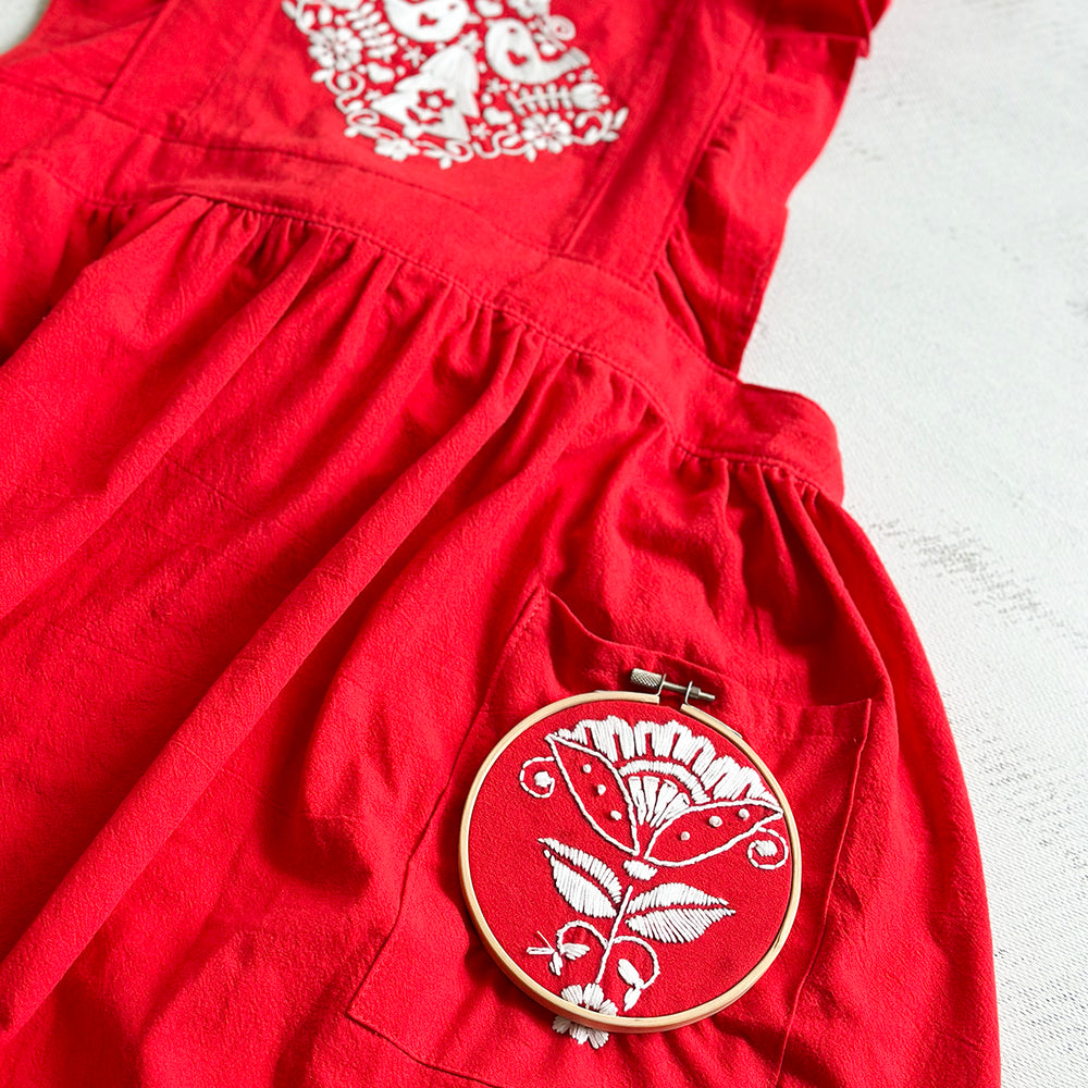 
                      
                        MakeBox Folksy Apron Red
                      
                    