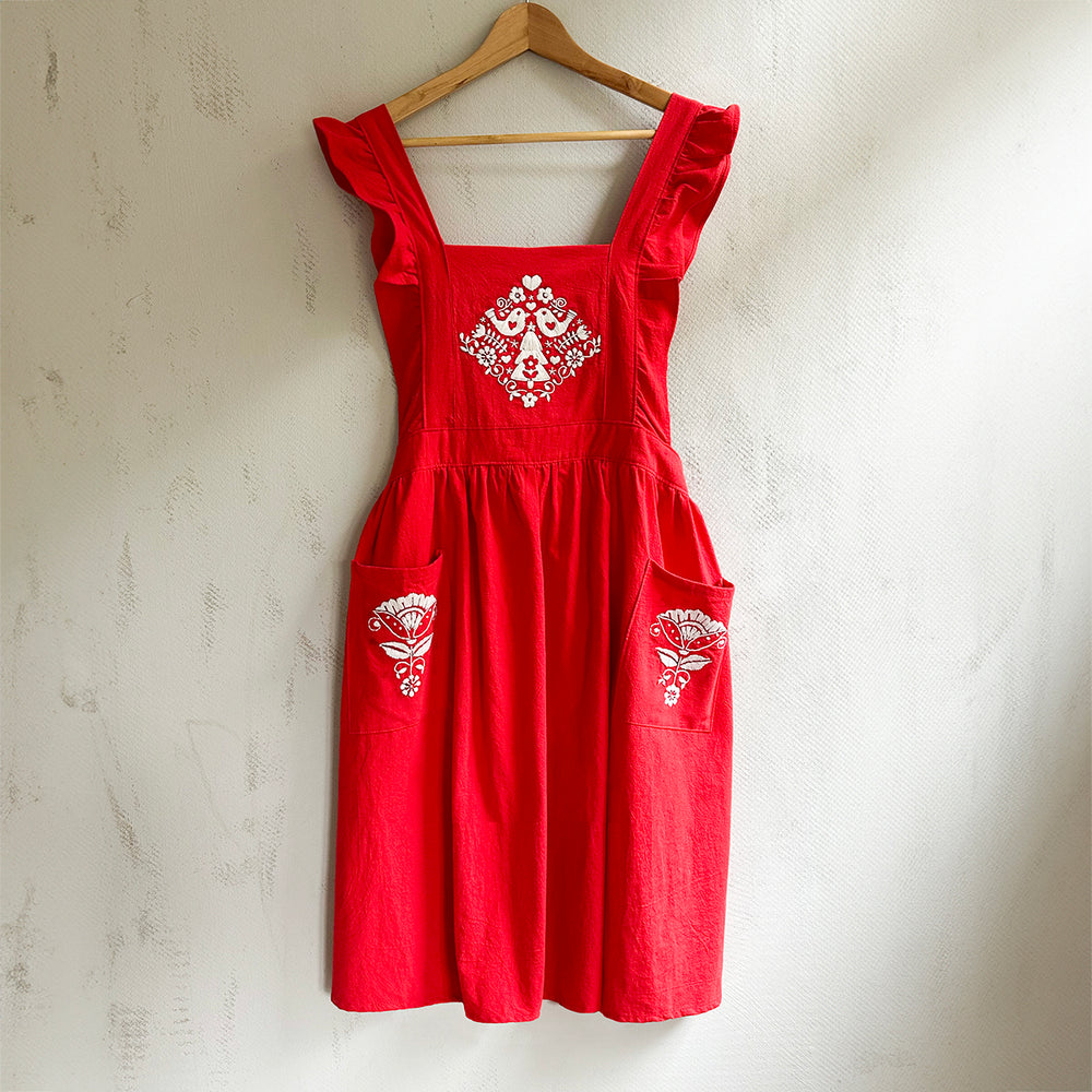 
                      
                        MakeBox Folksy Apron Red
                      
                    