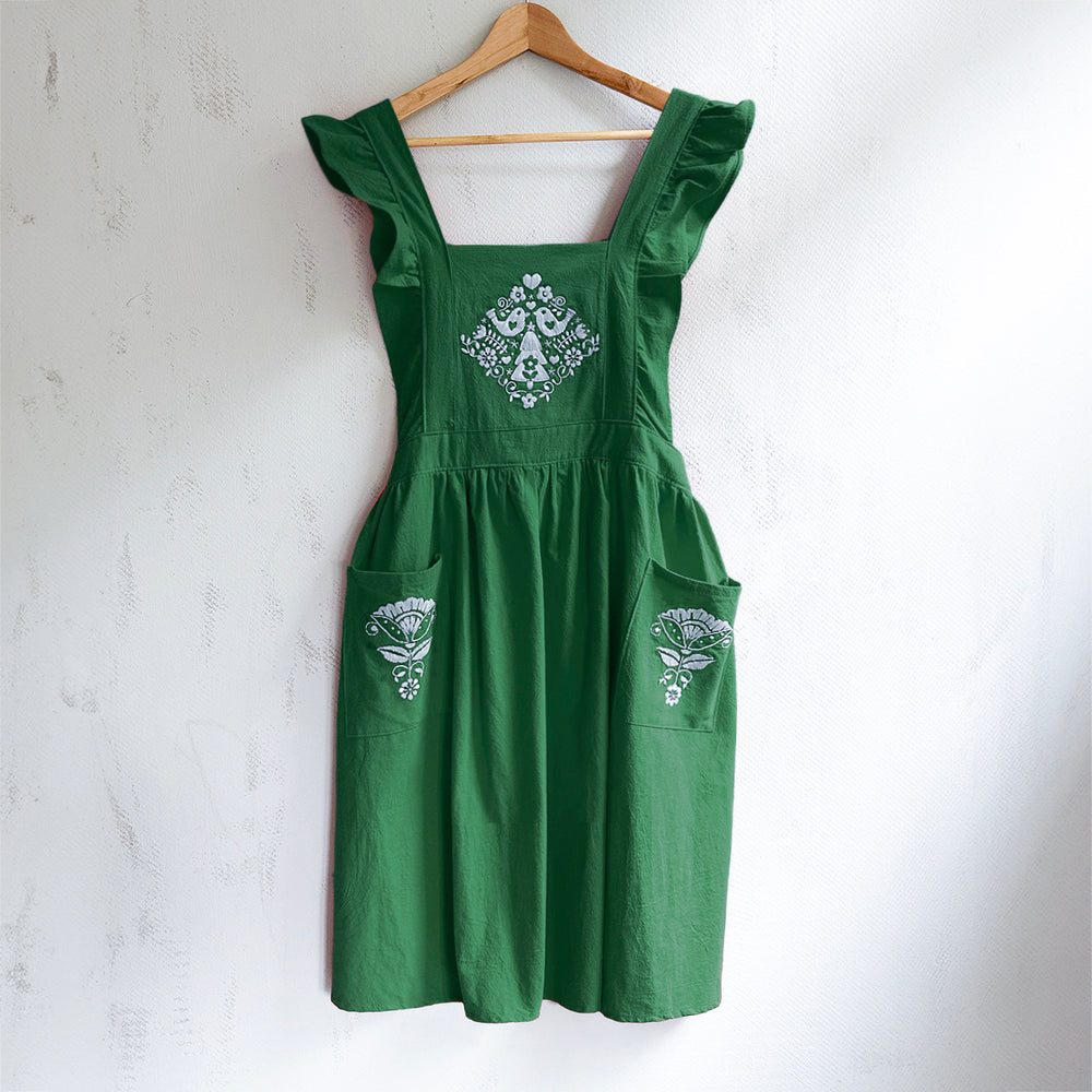 
                      
                        MakeBox Folksy Apron Fir Green
                      
                    