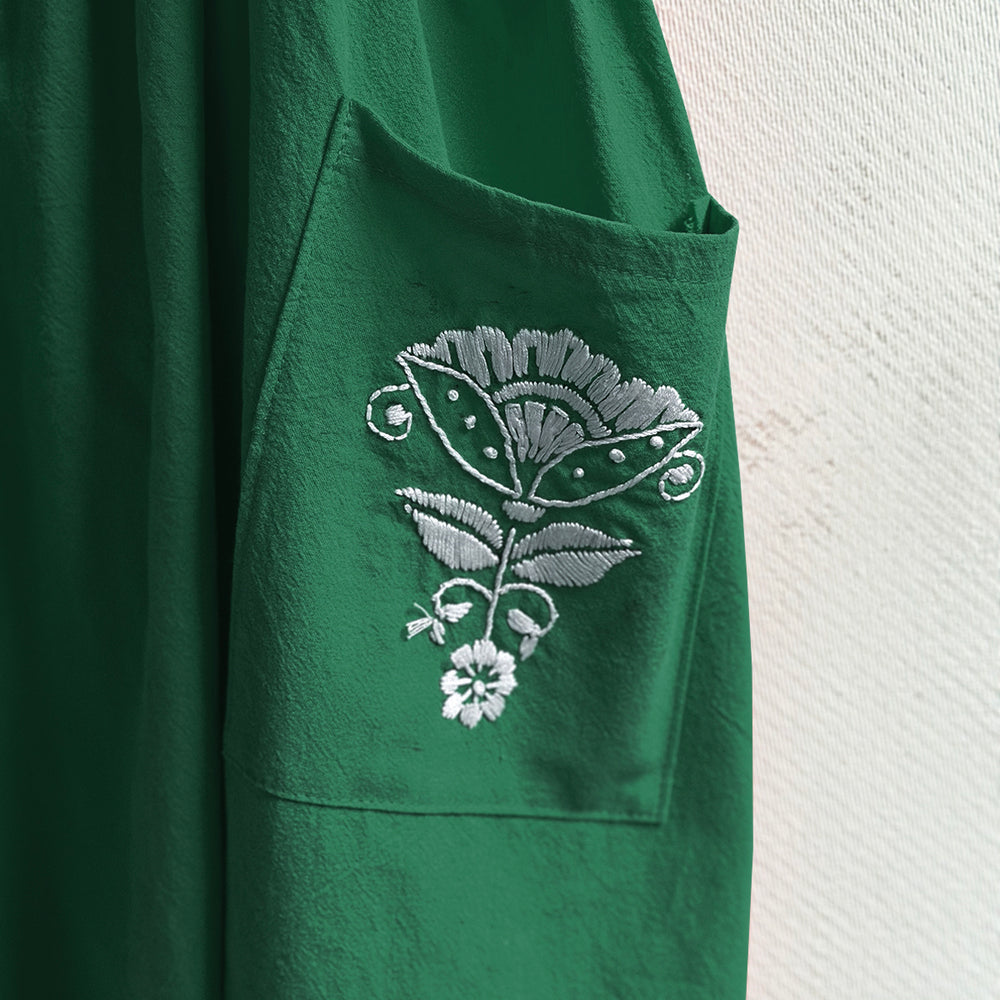 
                      
                        MakeBox Folksy Apron Fir Green
                      
                    