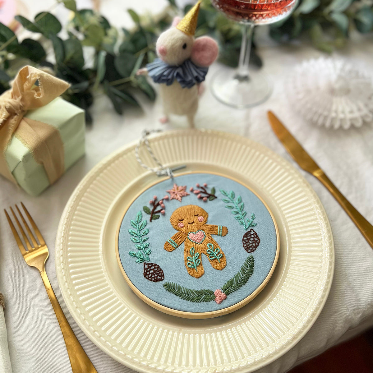 WEB_20Festive_20Gingerbread_20Man_20Embroidery_20-_20_20Side_20plate_20angle_20copy_5b4ad698-97c5-4ab9-84b3-06afcd06c4ce.jpg
