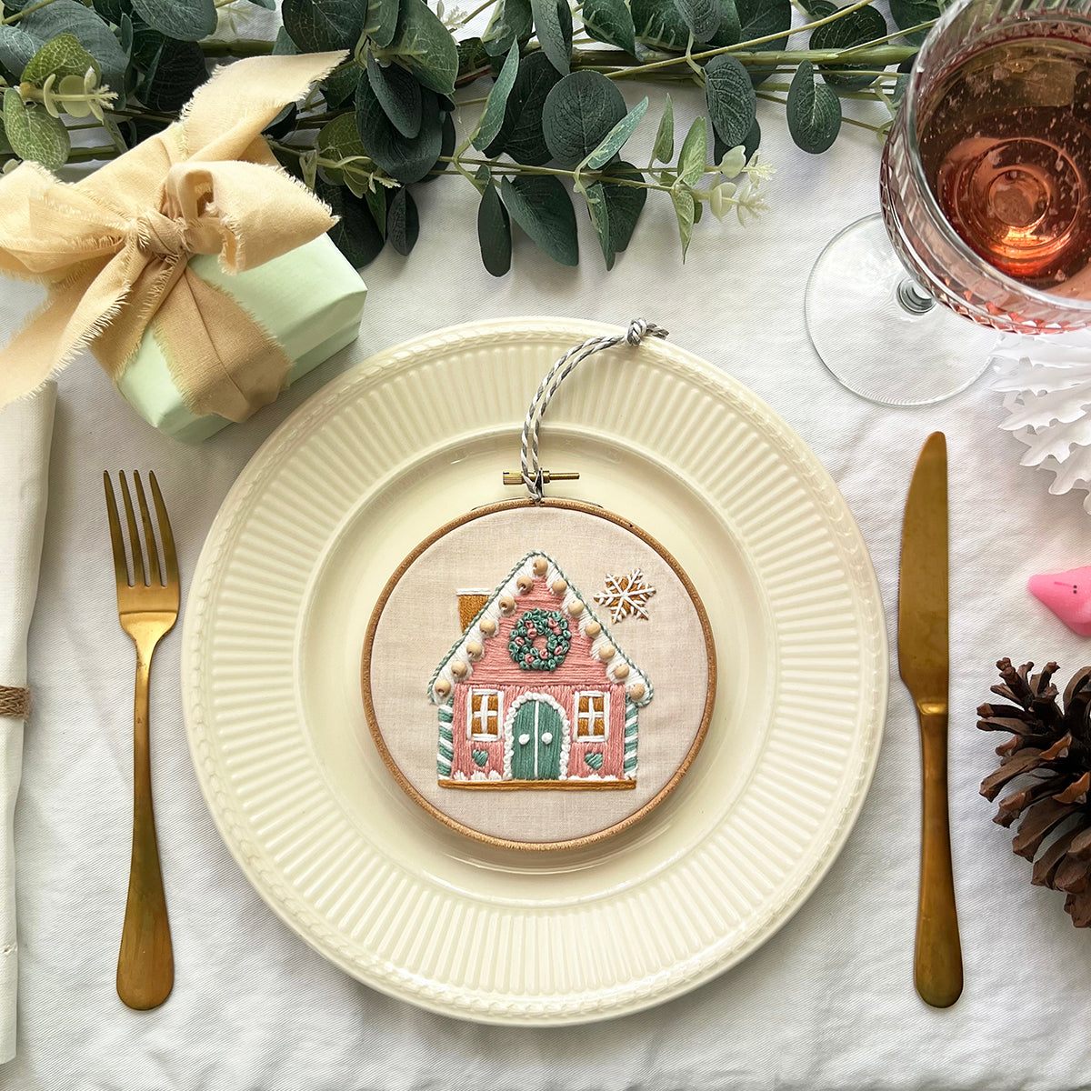 WEB_20Pink_20Gingerbread_20House_20Embroidery_20-_20Horisontal_20table_20copy_e2e4d669-4528-450c-b828-8dcc8bf4ead5.jpg